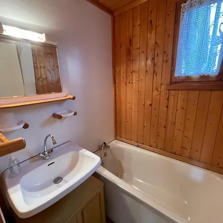 En Bois Avec Terrasse Et Jardin A *
